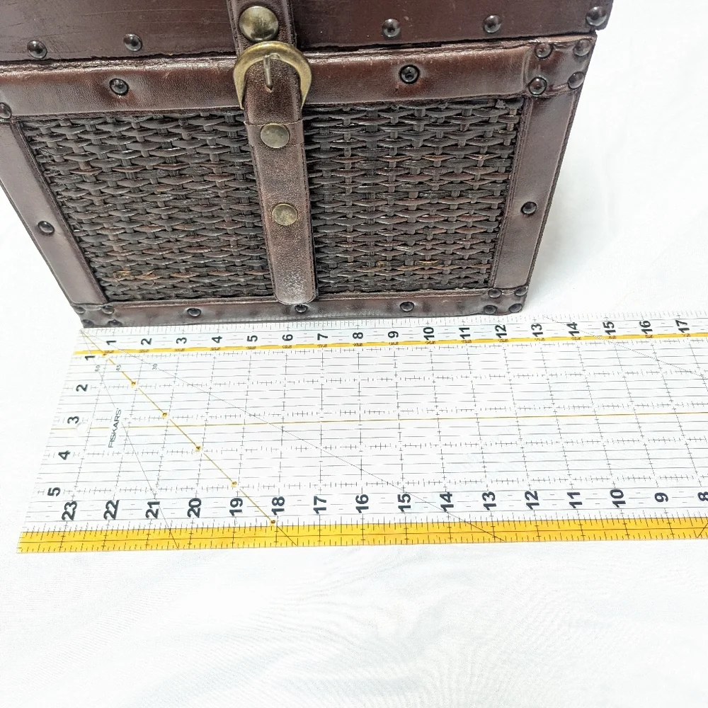 Vtg 80s Hinged Wicker Riveted Wooden‎ Box Lg 13x10x12 Dome Lid Snap Closure READ